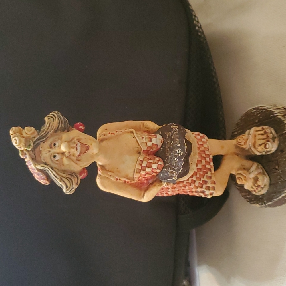 VINTAGE DOUG HARRIS RESIN LADY W/CAKE FUNNY FIGURINE.